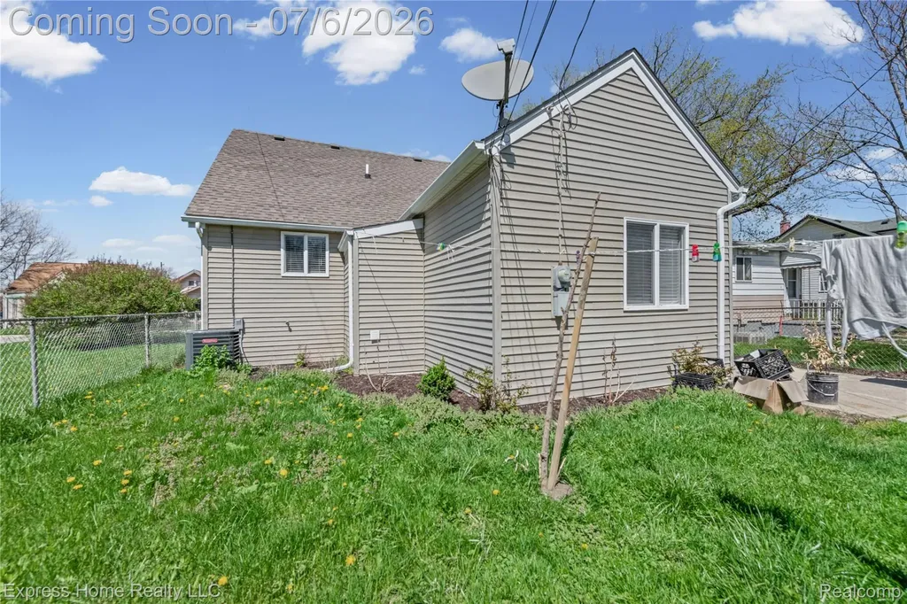 7220 Dodge Avenue Warren City MI 48091