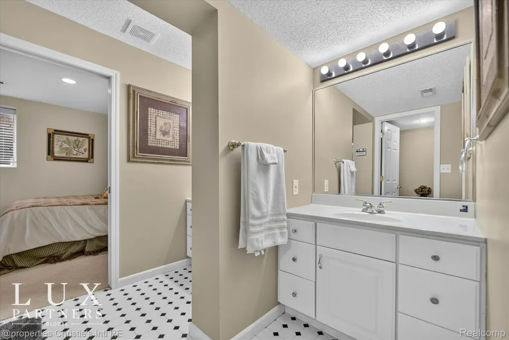 24 Hiawatha Drive Battle Creek City MI 49015