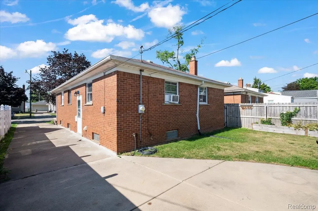 1760 Sycamore Street Wyandotte City MI 48192