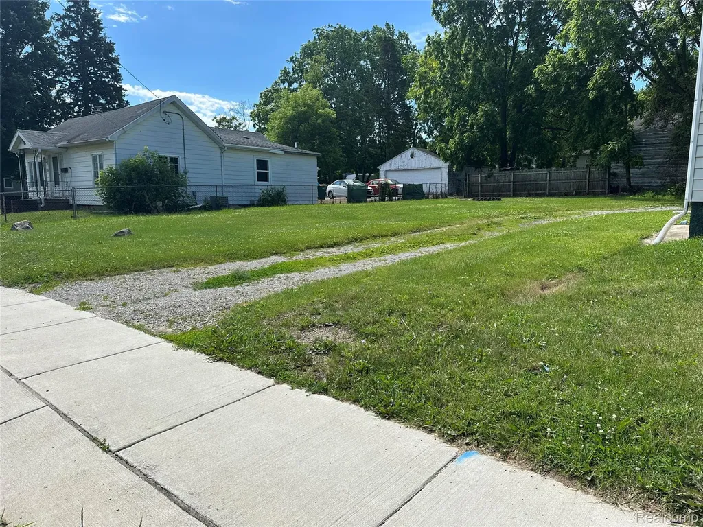 826 E Mount Morris Street Mt. Morris City MI 48458