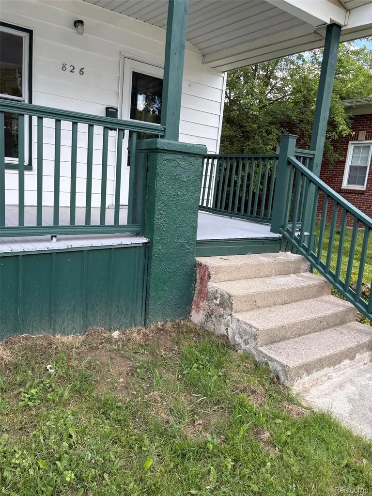 826 E Mount Morris Street Mt. Morris City MI 48458