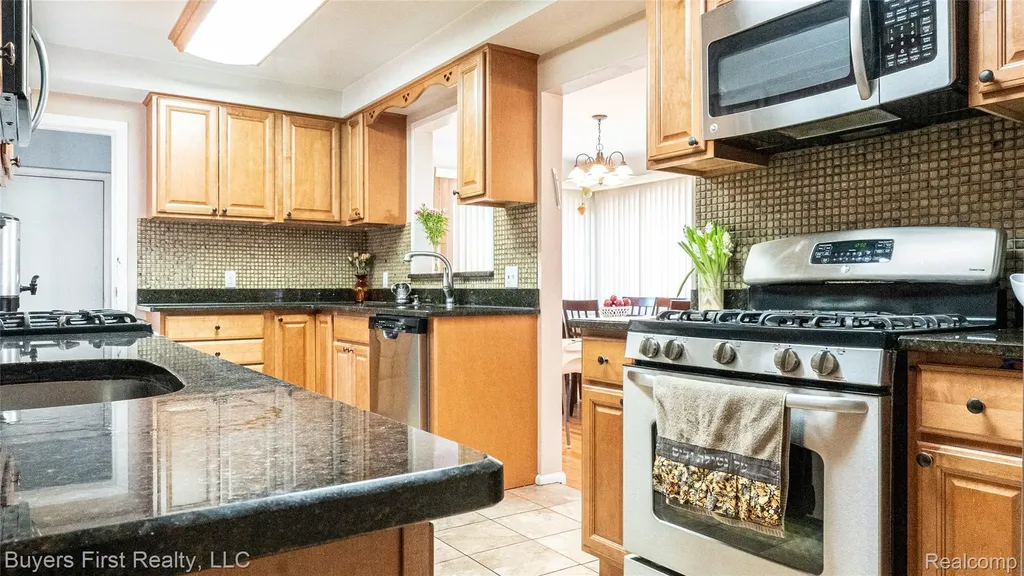 24641 Church Street Oak Park City MI 48237