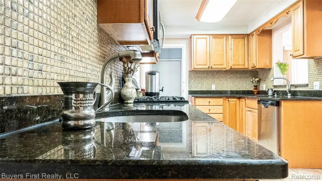 24641 Church Street Oak Park City MI 48237
