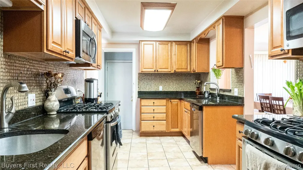 24641 Church Street Oak Park City MI 48237
