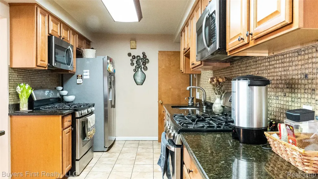 24641 Church Street Oak Park City MI 48237