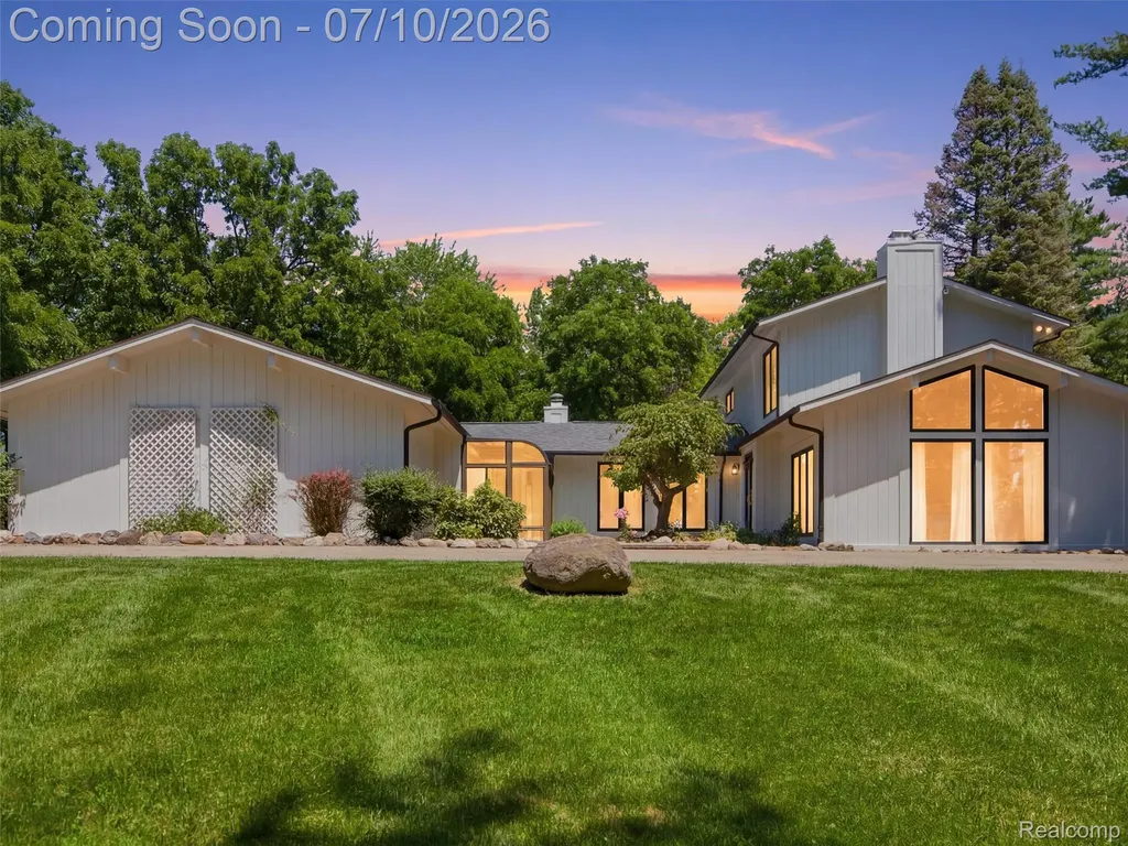 670 W Snell Road Oakland Charter Township MI 48306