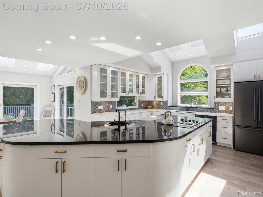 670 W Snell Road Oakland Charter Township MI 48306