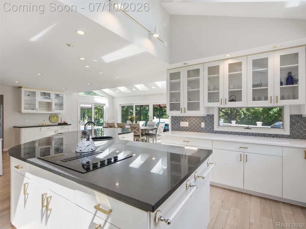 670 W Snell Road Oakland Charter Township MI 48306