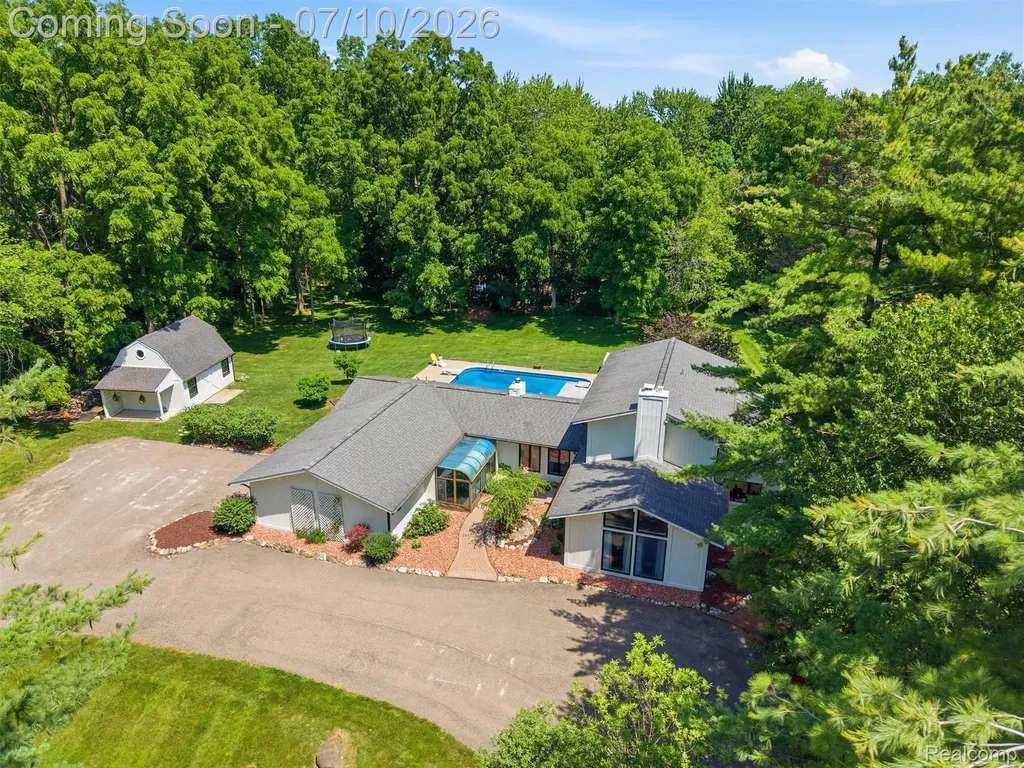 670 W Snell Road Oakland Charter Township MI 48306