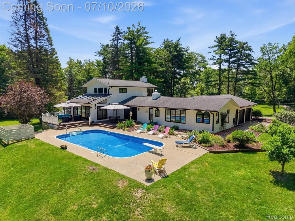 670 W Snell Road Oakland Charter Township MI 48306