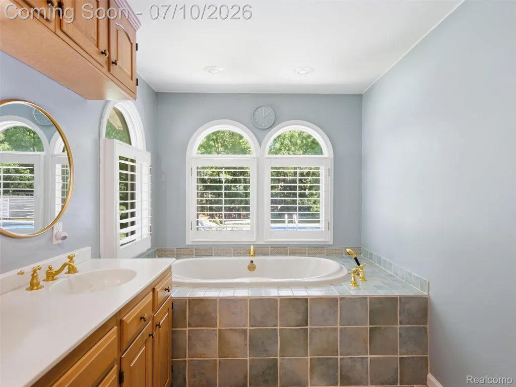 670 W Snell Road Oakland Charter Township MI 48306