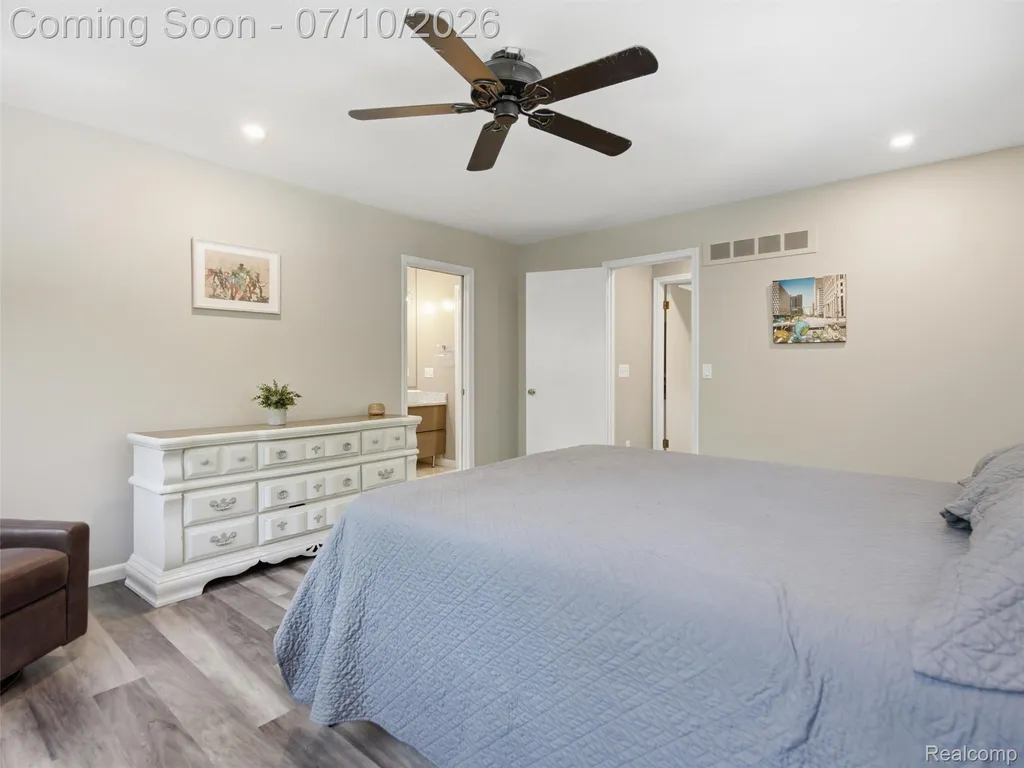 670 W Snell Road Oakland Charter Township MI 48306