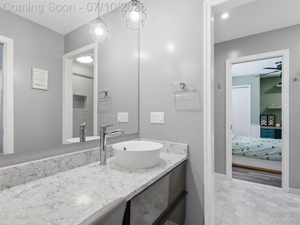 670 W Snell Road Oakland Charter Township MI 48306