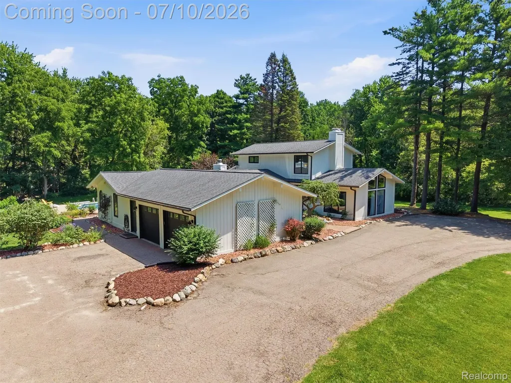 670 W Snell Road Oakland Charter Township MI 48306