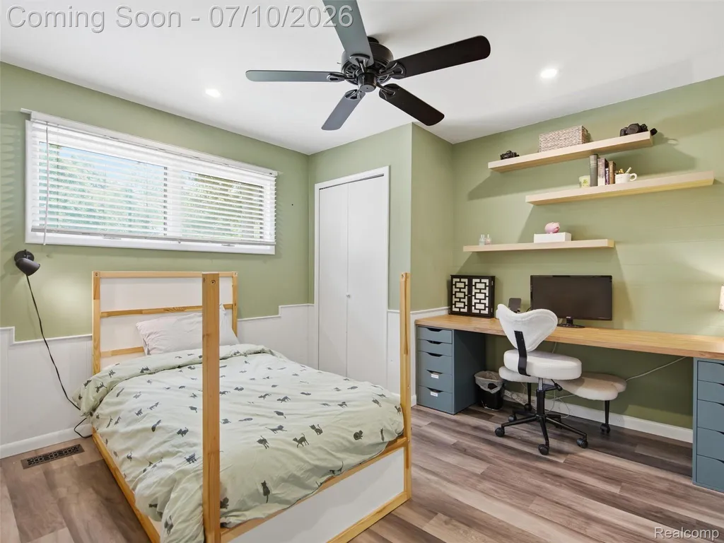 670 W Snell Road Oakland Charter Township MI 48306