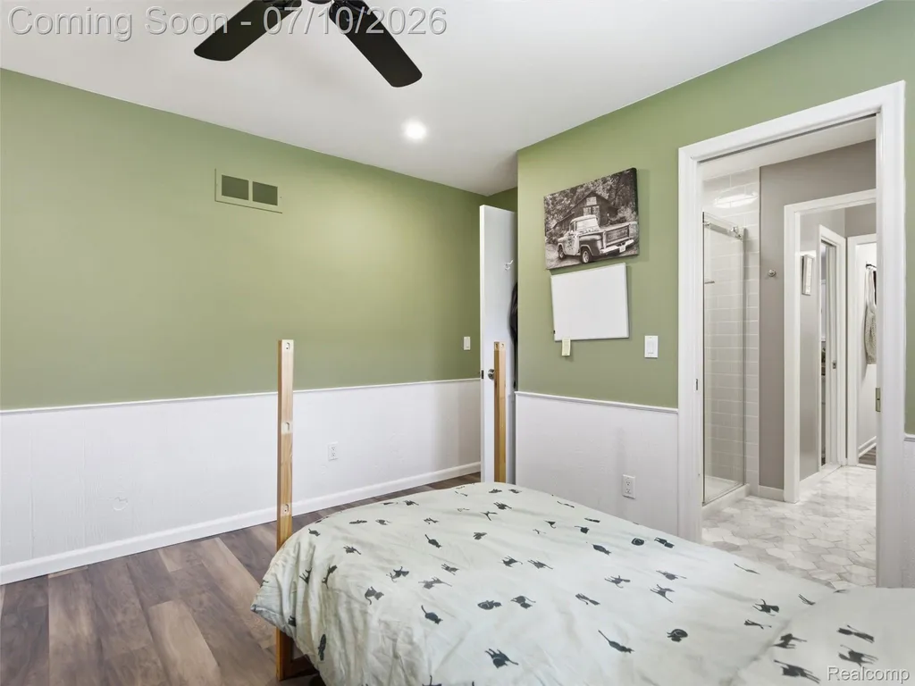 670 W Snell Road Oakland Charter Township MI 48306