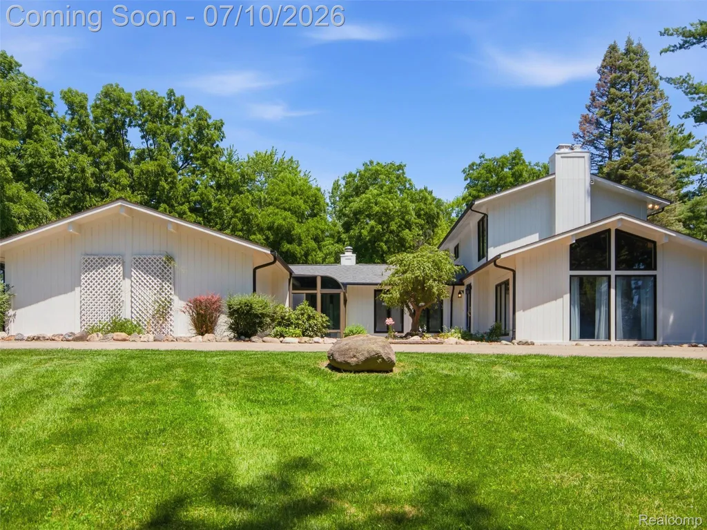 670 W Snell Road Oakland Charter Township MI 48306