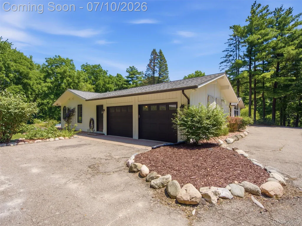 670 W Snell Road Oakland Charter Township MI 48306