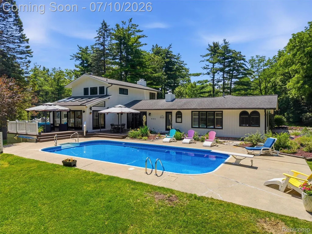 670 W Snell Road Oakland Charter Township MI 48306
