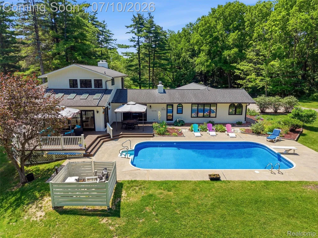 670 W Snell Road Oakland Charter Township MI 48306