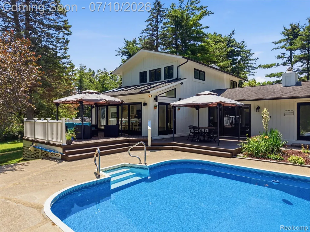670 W Snell Road Oakland Charter Township MI 48306