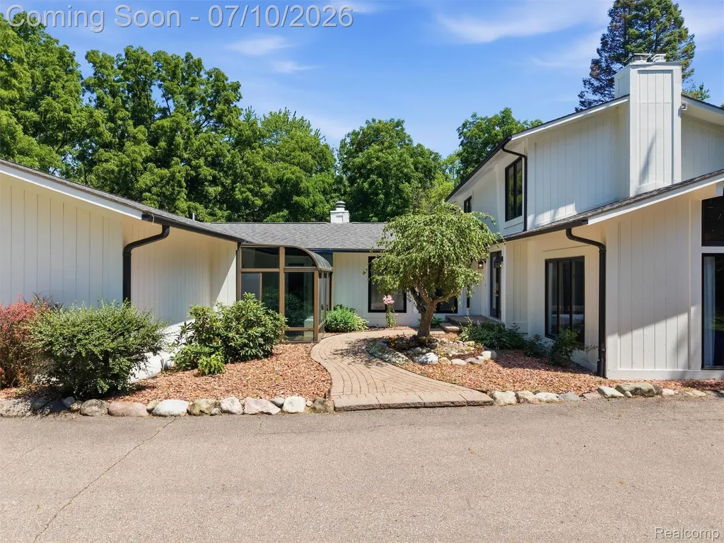 670 W Snell Road Oakland Charter Township MI 48306