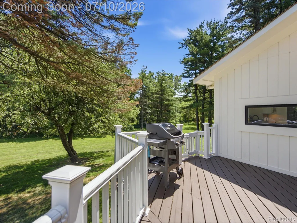 670 W Snell Road Oakland Charter Township MI 48306