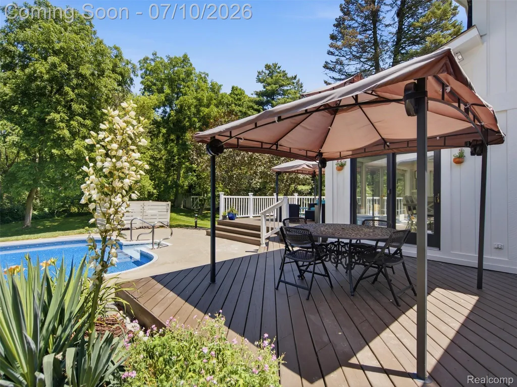 670 W Snell Road Oakland Charter Township MI 48306