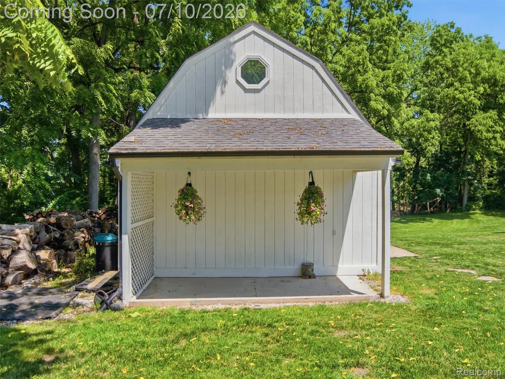 670 W Snell Road Oakland Charter Township MI 48306