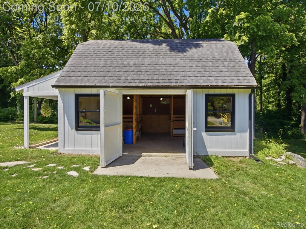 670 W Snell Road Oakland Charter Township MI 48306