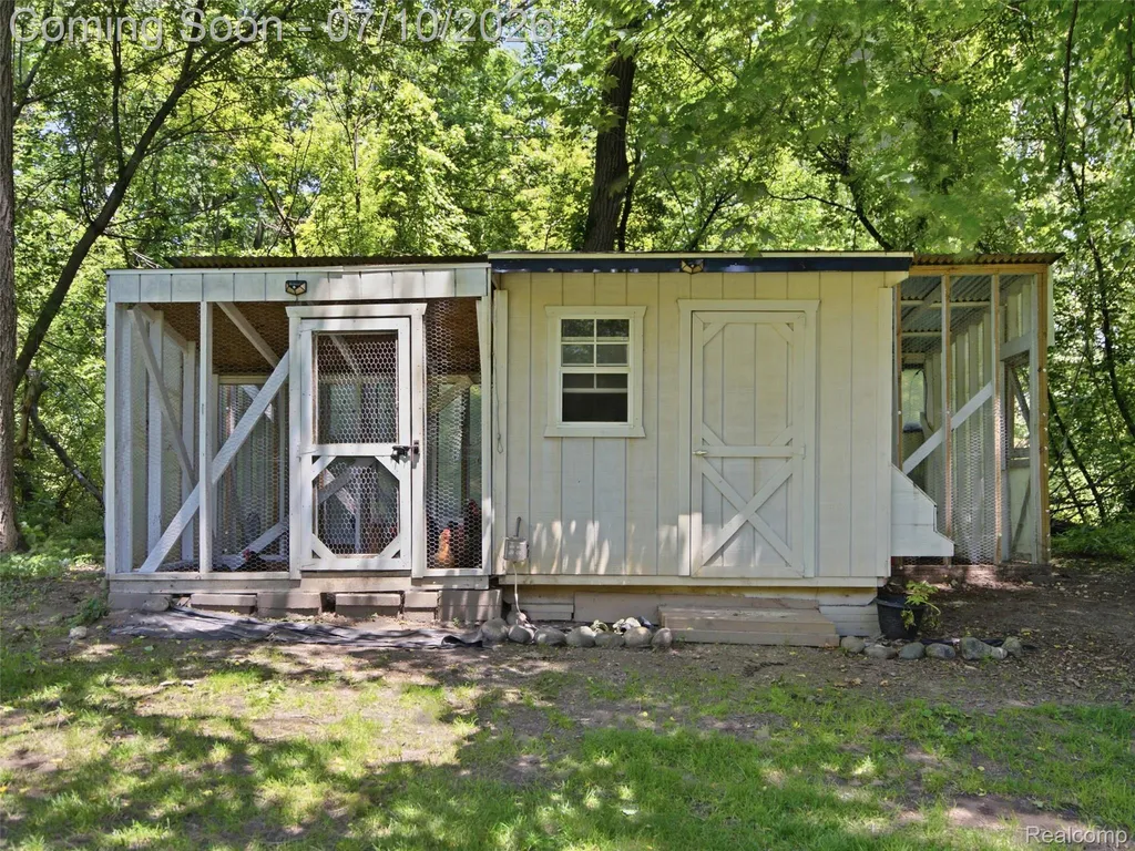 670 W Snell Road Oakland Charter Township MI 48306