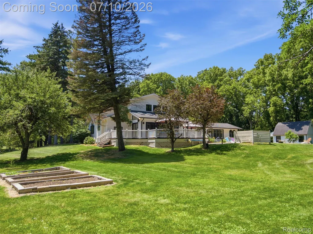 670 W Snell Road Oakland Charter Township MI 48306