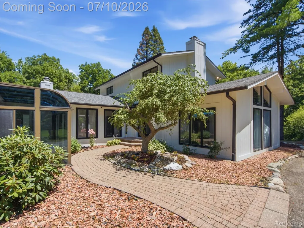 670 W Snell Road Oakland Charter Township MI 48306