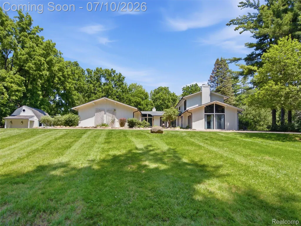 670 W Snell Road Oakland Charter Township MI 48306