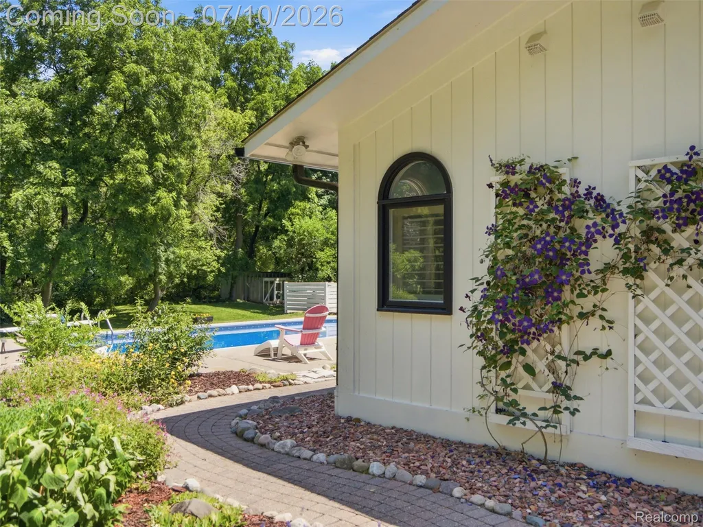 670 W Snell Road Oakland Charter Township MI 48306