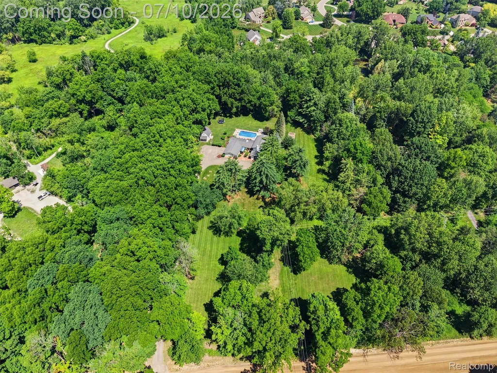 670 W Snell Road Oakland Charter Township MI 48306