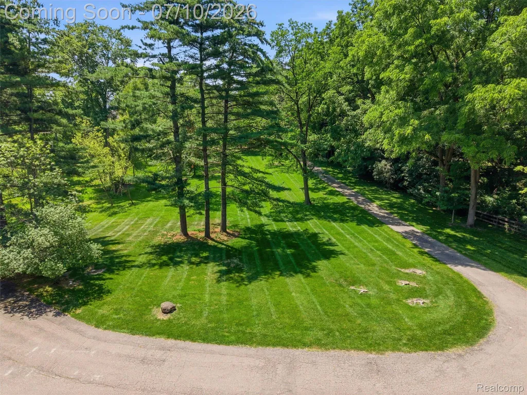 670 W Snell Road Oakland Charter Township MI 48306