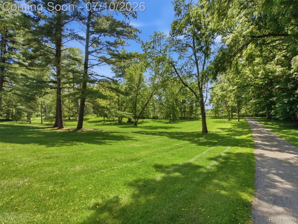 670 W Snell Road Oakland Charter Township MI 48306