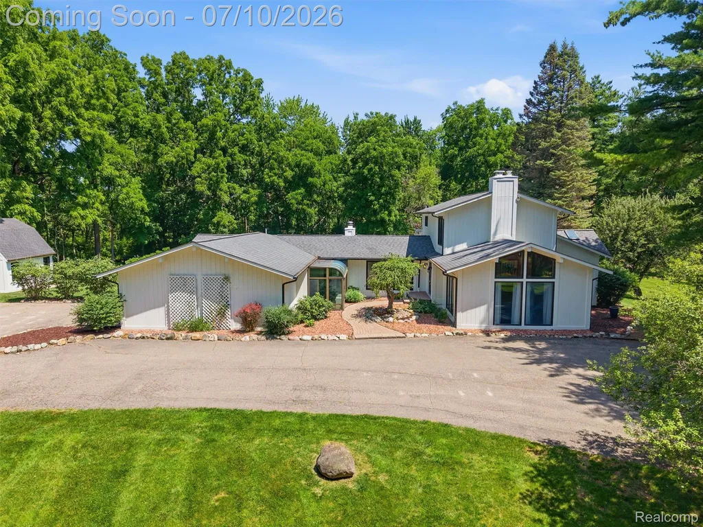 670 W Snell Road Oakland Charter Township MI 48306