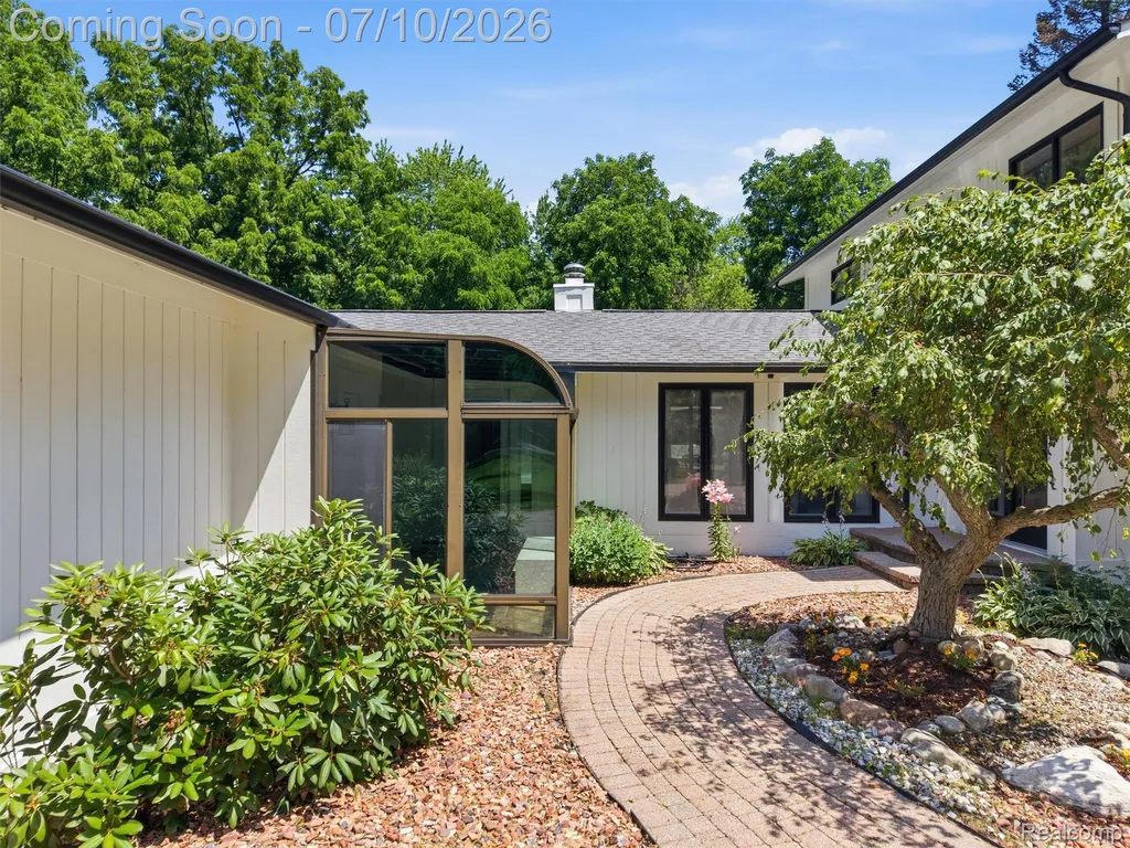 670 W Snell Road Oakland Charter Township MI 48306