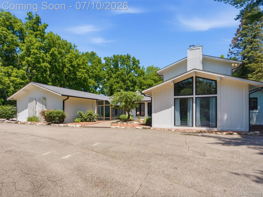 670 W Snell Road Oakland Charter Township MI 48306