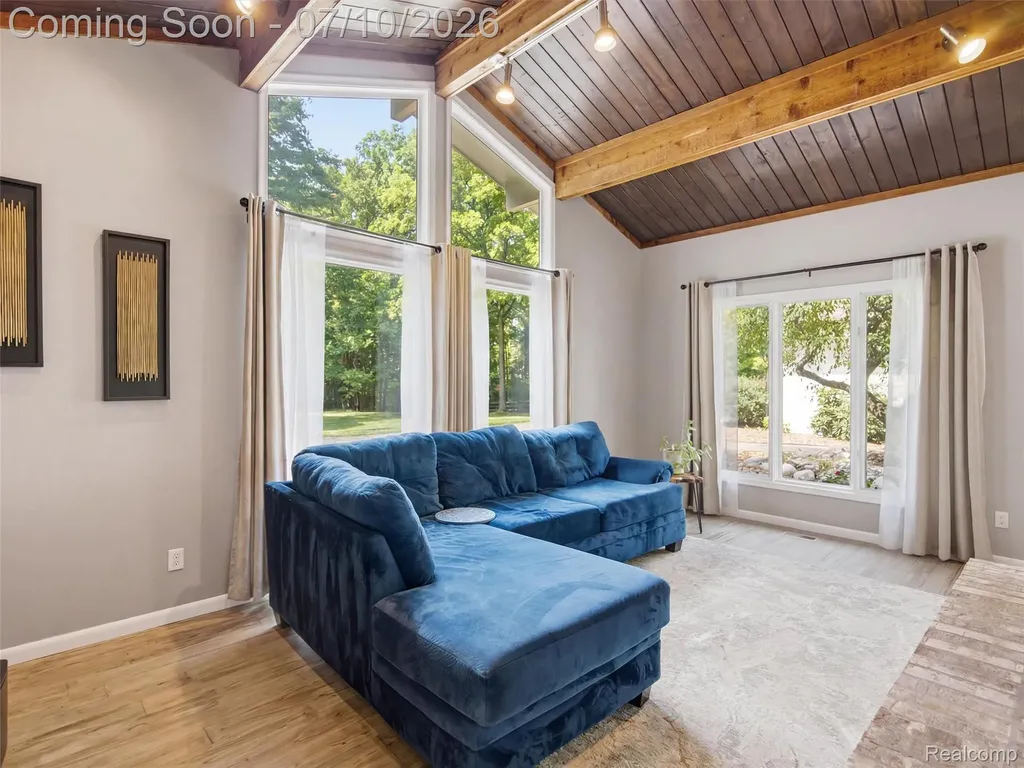 670 W Snell Road Oakland Charter Township MI 48306