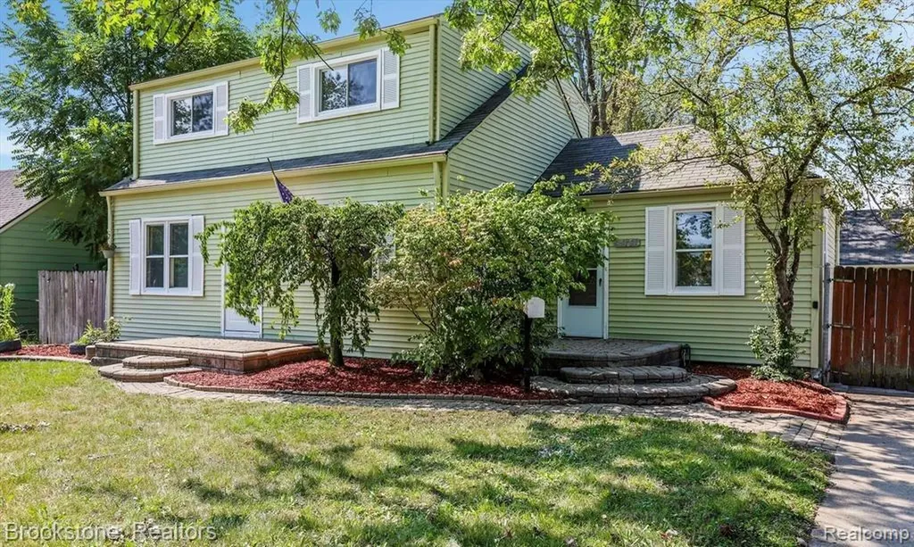 23151 Lawson Avenue Warren City MI 48089