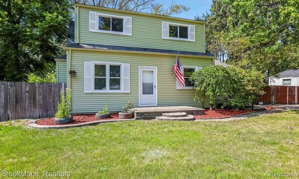 23151 Lawson Avenue Warren City MI 48089