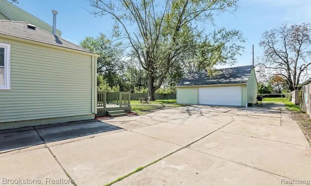 23151 Lawson Avenue Warren City MI 48089
