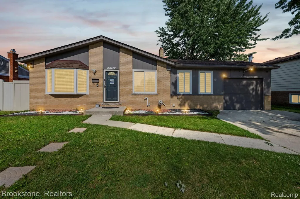 31758 Eiffel Avenue Warren City MI 48088