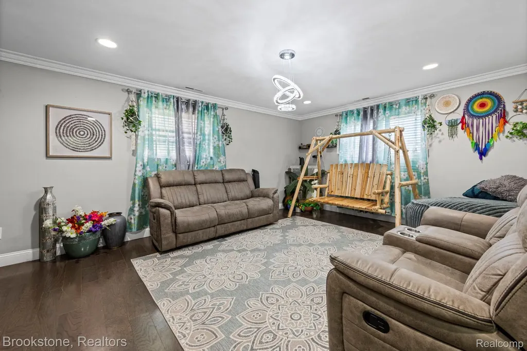 31758 Eiffel Avenue Warren City MI 48088