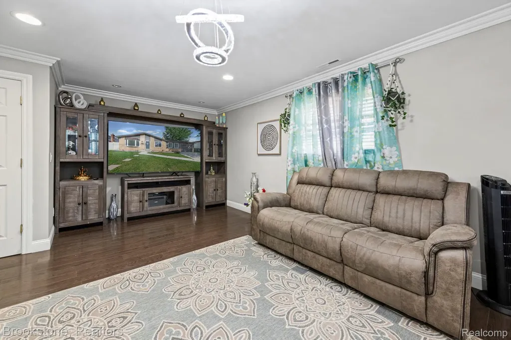 31758 Eiffel Avenue Warren City MI 48088