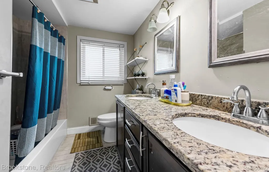 31758 Eiffel Avenue Warren City MI 48088