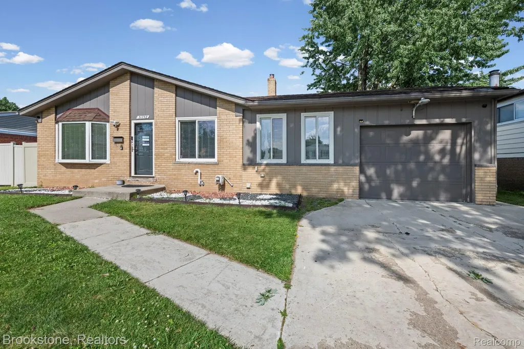 31758 Eiffel Avenue Warren City MI 48088